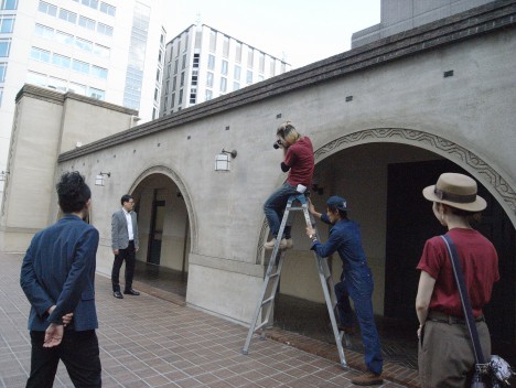 指示を出しながら写真を撮影する西林さん